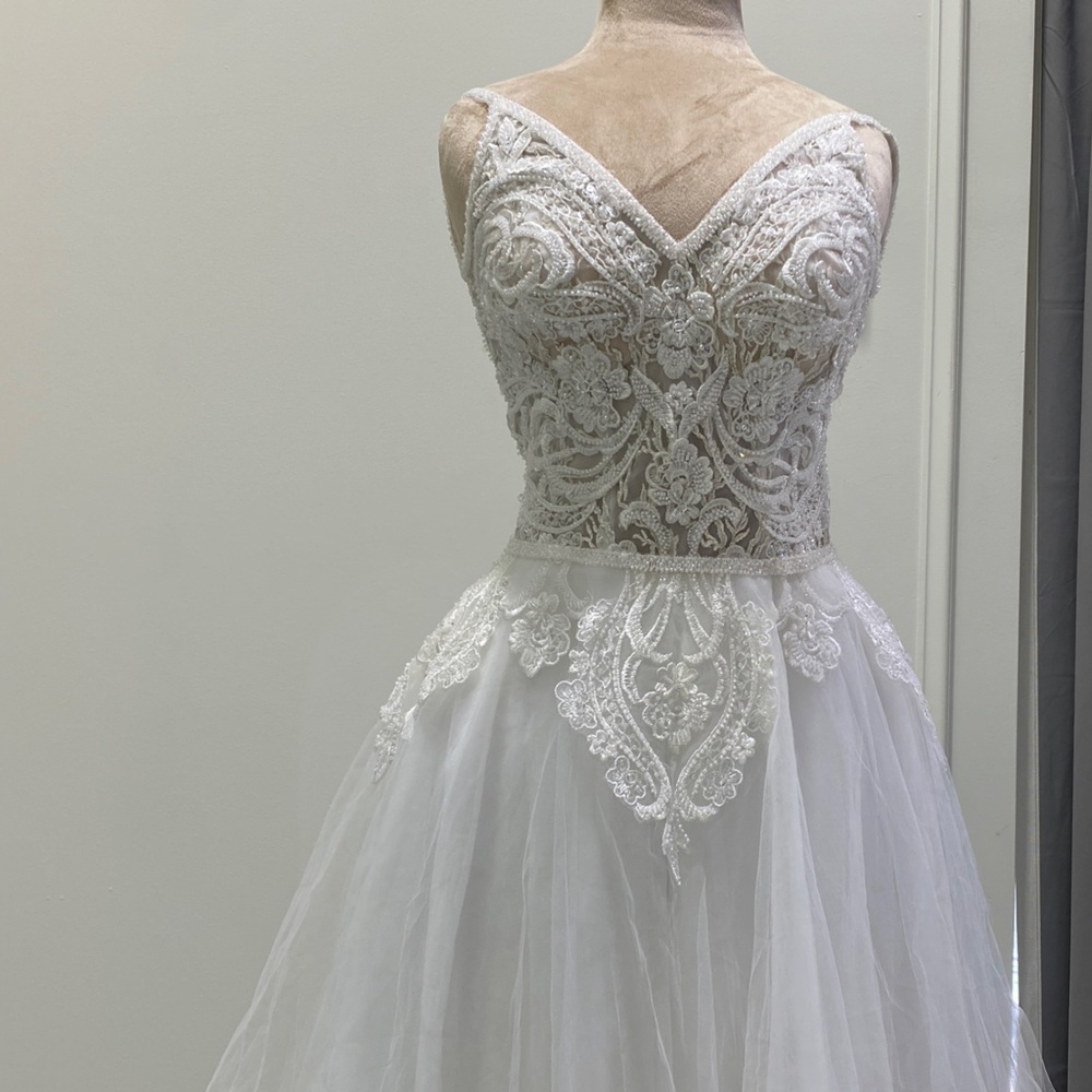 Elegant White Lace Wedding Dress